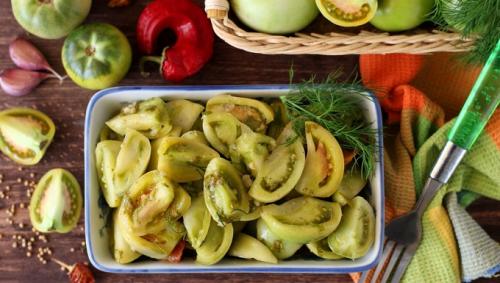 Какие виды зеленьи можно использовать для приготовления зеленых помидоров с чесноком и зеленью без закатки. Лучшие рецепты заготовок из зеленых помидоров