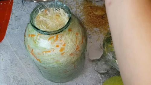 Как квасить капусту в домашних условиях в банках простой рецепт. Готовим хрустящую квашеную капусту на зиму