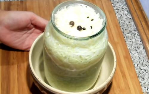 Квашеная капуста с уксусом быстрого приготовления. Хрустящая и сочная квашеная капуста быстрого приготовления в банке за сутки без уксуса