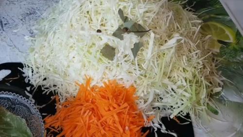 Как квасить капусту в домашних условиях в банках простой рецепт. Готовим хрустящую квашеную капусту на зиму