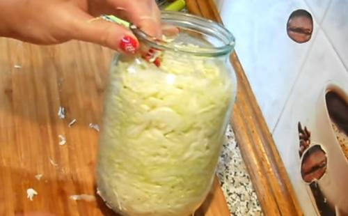 Квашеная капуста с уксусом быстрого приготовления. Хрустящая и сочная квашеная капуста быстрого приготовления в банке за сутки без уксуса
