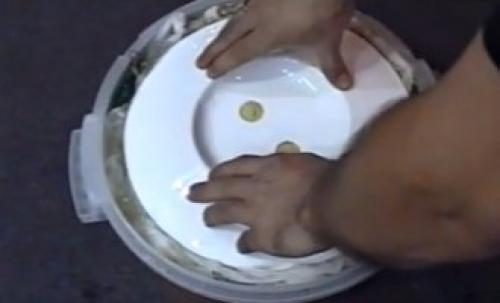 Соленые помидоры в ведре холодным способом. Как засолить помидоры в кастрюле (ведре) на зиму, как бочковые 30