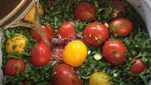 Соленые помидоры в ведре холодным способом. Как засолить помидоры в кастрюле (ведре) на зиму, как бочковые