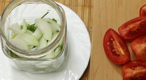 Рецепт помидоры пальчики оближешь дольками с маслом без стерилизации. Помидоры дольками с луком и маслом на зиму: рецепты «пальчики оближешь»