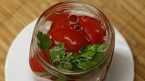 Рецепт помидоры пальчики оближешь дольками с маслом без стерилизации. Помидоры дольками с луком и маслом на зиму: рецепты «пальчики оближешь»