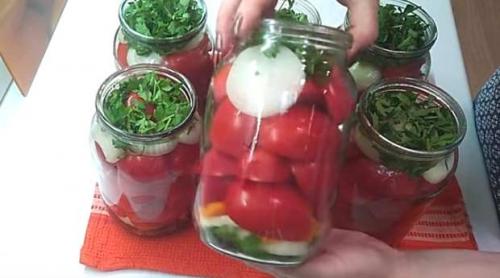 Помидоры половинками без стерилизации на зиму. Помидоры резаные с маслом и луком на зиму без стерилизации