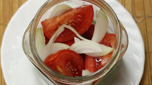 Рецепт помидоры пальчики оближешь дольками с маслом без стерилизации. Помидоры дольками с луком и маслом на зиму: рецепты «пальчики оближешь»