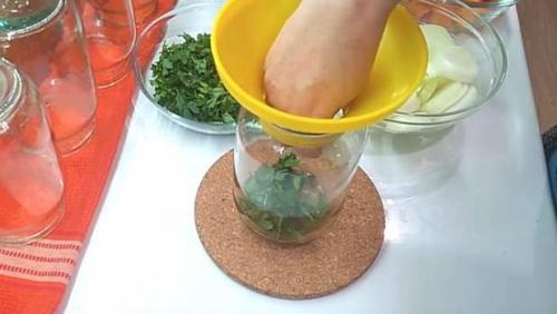 Помидоры половинками без стерилизации на зиму. Помидоры резаные с маслом и луком на зиму без стерилизации