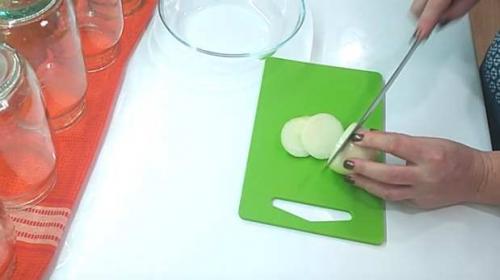 Помидоры половинками без стерилизации на зиму. Помидоры резаные с маслом и луком на зиму без стерилизации