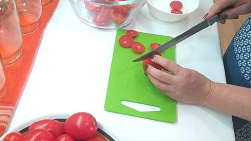 Помидоры половинками без стерилизации на зиму. Помидоры резаные с маслом и луком на зиму без стерилизации