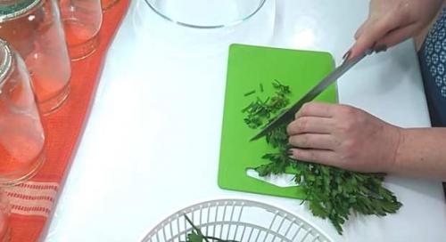 Помидоры половинками без стерилизации на зиму. Помидоры резаные с маслом и луком на зиму без стерилизации