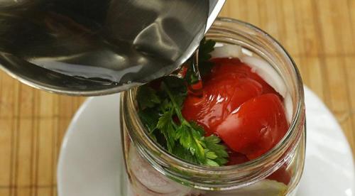 Рецепт помидоры пальчики оближешь дольками с маслом без стерилизации. Помидоры дольками с луком и маслом на зиму: рецепты «пальчики оближешь»