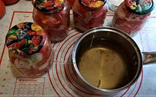 Помидоры половинками с луком и маслом на зиму. Помидоры с луком на зиму — 9 самых вкусных рецептов