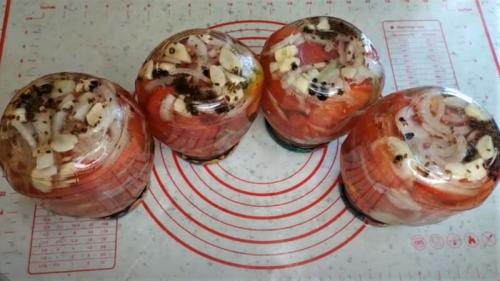 Помидоры половинками с луком и маслом на зиму. Помидоры с луком на зиму — 9 самых вкусных рецептов