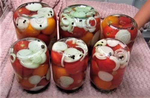 Помидоры половинками с луком и маслом на зиму. Помидоры с луком на зиму — 9 самых вкусных рецептов