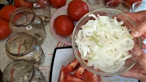 Помидоры половинками с луком и маслом на зиму. Помидоры с луком на зиму — 9 самых вкусных рецептов