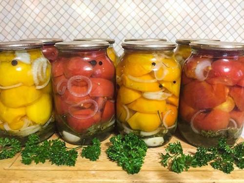 Помидоры дольками на зиму, как свежие. Рецепт помидоров дольками с луком фото-рецепт