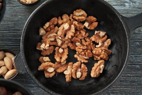 Острая паста из грецких орехов. Продавец на рынке рассказал, как заработать на орехах в сезон пару тысяч