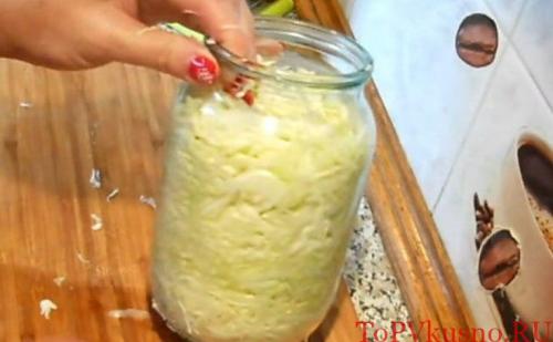 Как приготовить соленую капусту в банке быстро и вкусно. Лучший рецепт хрустящей капусты 06 Как приготовить соленую капусту в банке быстро и вкусно. Лучший рецепт хрустящей капусты 06