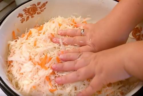 Квашеная капуста в рассоле в кастрюле. Вкусная и хрустящая квашеная капуста – классические рецепты на зиму