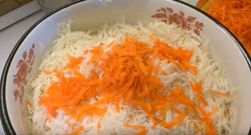 Квашеная капуста в рассоле в кастрюле. Вкусная и хрустящая квашеная капуста – классические рецепты на зиму