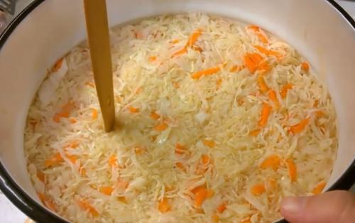 Квашеная капуста в рассоле в кастрюле. Вкусная и хрустящая квашеная капуста – классические рецепты на зиму