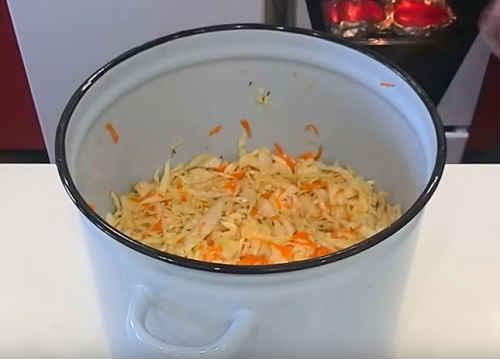 Квашеная капуста в рассоле в ведре. Хрустящая квашеная капуста — классические рецепты на зиму