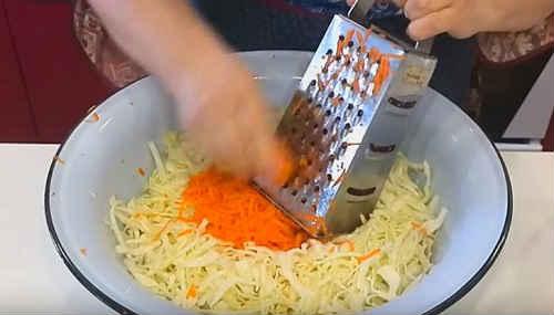 Квашеная капуста в рассоле в ведре. Хрустящая квашеная капуста — классические рецепты на зиму