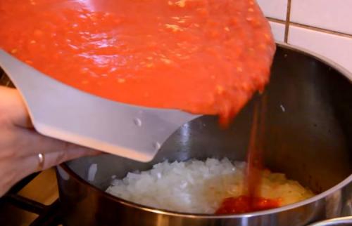 Лечо по болгарски с томатным соком. Рецепт лечо из болгарского перца на зиму пальчики оближешь