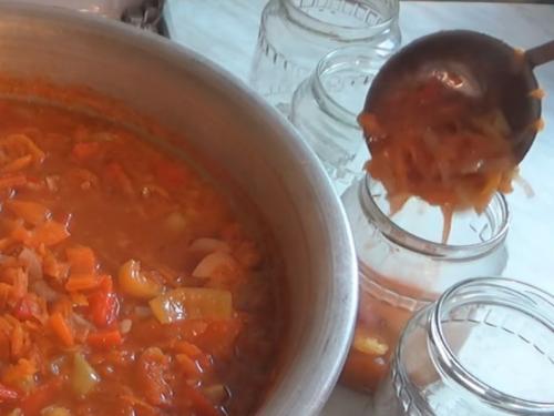 Лечо с томатным соком морковью и луком. Как приготовить лечо из помидоров, перца, моркови и лука?