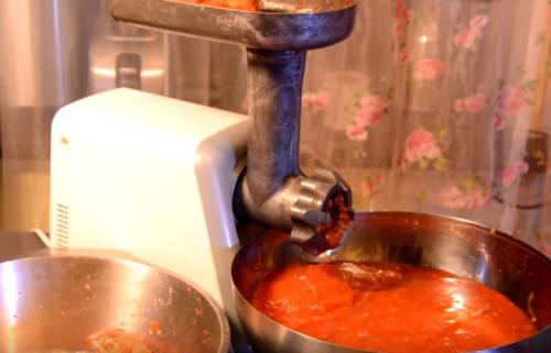 Лечо по болгарски с томатным соком. Рецепт лечо из болгарского перца на зиму пальчики оближешь