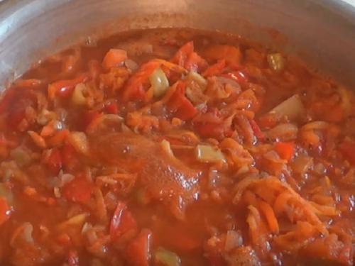 Лечо с томатным соком морковью и луком. Как приготовить лечо из помидоров, перца, моркови и лука?