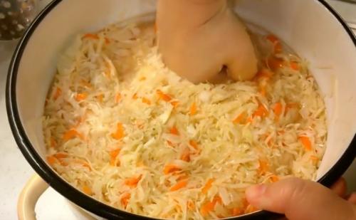 Квашеная капуста в рассоле в ведре. Вкусная и хрустящая квашеная капуста – классические рецепты на зиму