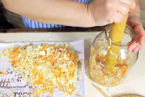 Вкусные и простые рецепты квашеной капусты в банке 13