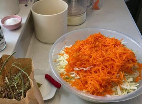 Вкусные и простые рецепты квашеной капусты в банке 09