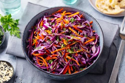 Какие блюда можно приготовить из маринованной краснокочанной капусты. 20 ярких салатов из краснокочанной капусты