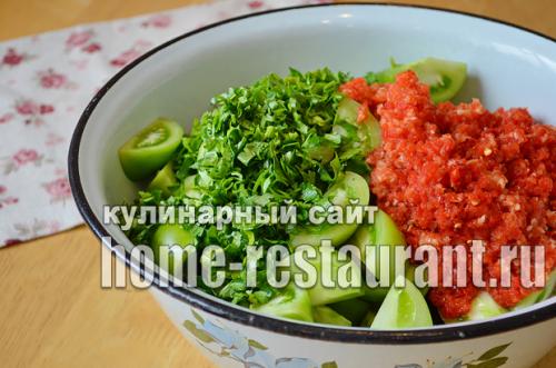 Маринованные зеленые помидоры с чесноком, перцем и зеленью