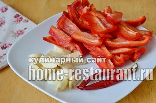 Маринованные зеленые помидоры с чесноком, перцем и зеленью