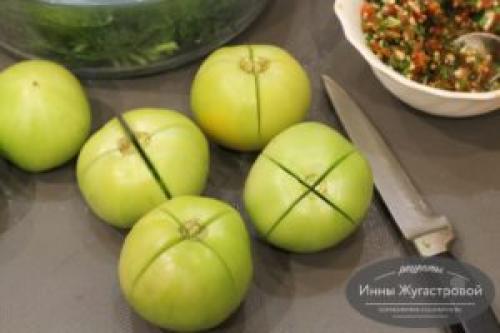 Квашеные острые зеленые помидоры. Квашеные зеленые помидоры с острой начинкой без уксуса