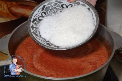 Аджика с хреном и чесноком на зиму. Аджика с чесноком и хреном с варкой на зиму: очень вкусный рецепт