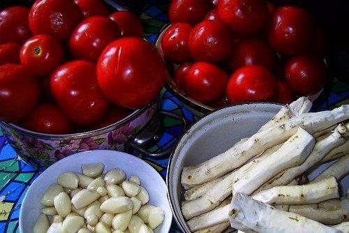 Помидоры с хреном консервация. Помидоры с хреном и чесноком