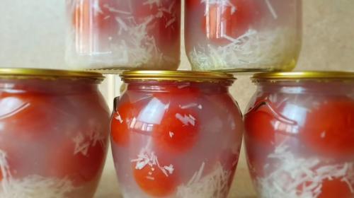 Помидоры в снегу на 2 литровую банку. Помидоры «В снегу» с чесноком на зиму, рецепты томатов под снегом на 1 литровую, 1,5 и 3 литровые банки