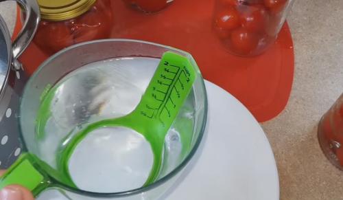 Помидоры в снегу на 2 литровую банку. Помидоры «В снегу» с чесноком на зиму, рецепты томатов под снегом на 1 литровую, 1,5 и 3 литровые банки