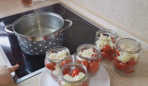 Помидоры в снегу на 2 литровую банку. Помидоры «В снегу» с чесноком на зиму, рецепты томатов под снегом на 1 литровую, 1,5 и 3 литровые банки