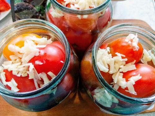 Помидоры в снегу с хреном. Помидоры в снегу на зиму с чесноком, хреном и горчицей: 5 самых вкусных рецептов помидоров под снегом 05