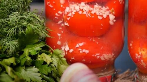 Помидоры в снегу с хреном. Помидоры в снегу на зиму с чесноком, хреном и горчицей: 5 самых вкусных рецептов помидоров под снегом 37