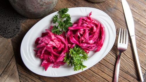 Какие приправы можно добавить в капусту со свеклой без уксуса. Вкусные рецепты квашеной капусты со свеклой без уксуса