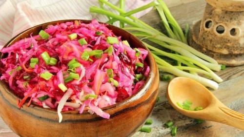 Какие приправы можно добавить в капусту со свеклой без уксуса. Вкусные рецепты квашеной капусты со свеклой без уксуса