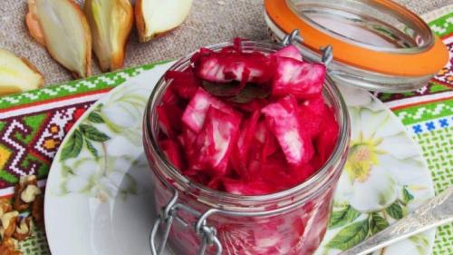 Какие приправы можно добавить в капусту со свеклой без уксуса. Вкусные рецепты квашеной капусты со свеклой без уксуса