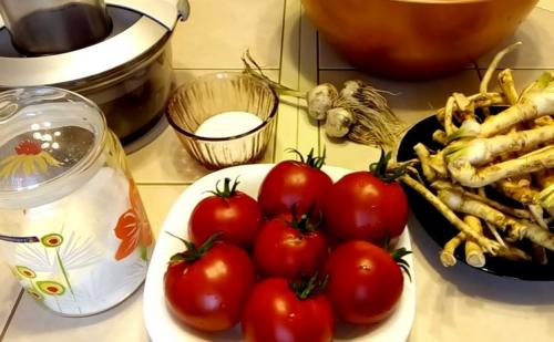 Хреновина рецепт без варки с уксусом. Хреновина из помидор и хрена без варки на зиму